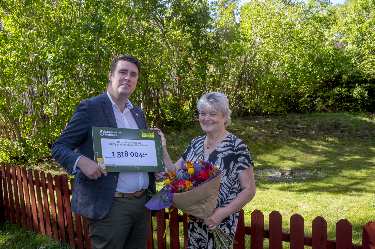 Check med överskott till Bygdegårdsrörelsen.