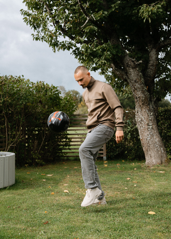 Vinnaren Oliver kickar med en fotboll