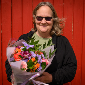 Camilla strålar av gjäldje mot en vägg