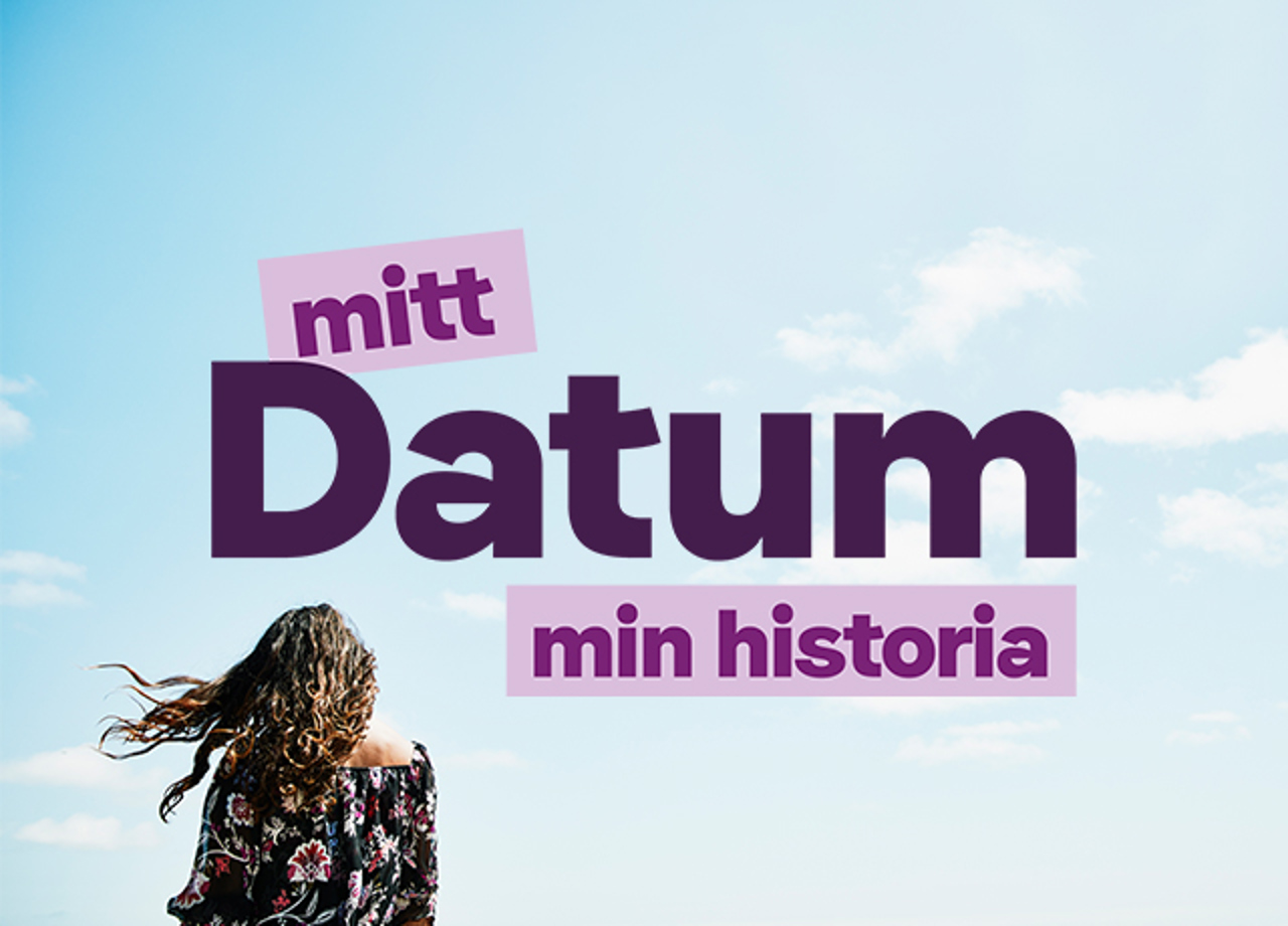 "Mitt Datum – min historia" i lila text mot en ljusblå himmel, med en person i nedre hörnet