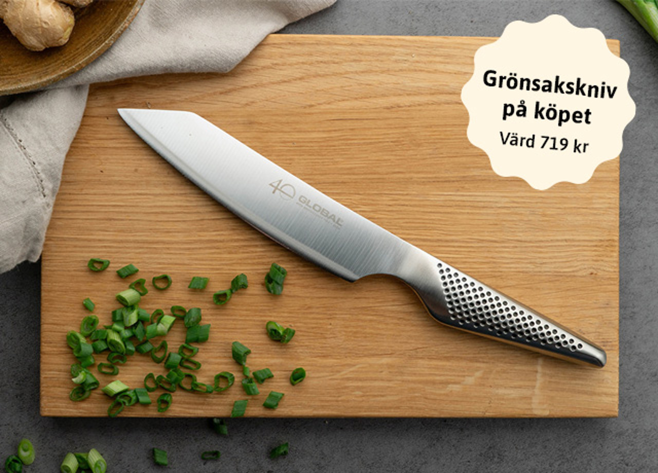 Grönsakskniv på en skärbräda