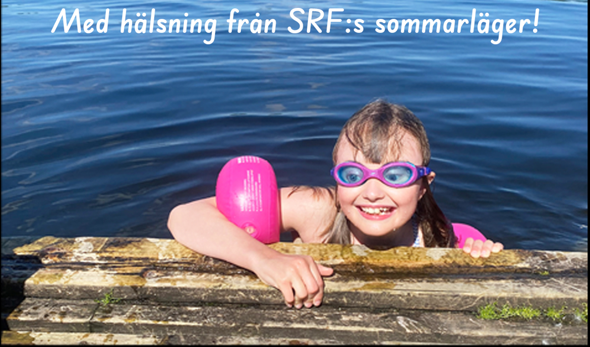 Badande flicka med simglasögon, håller sig i en brygga.