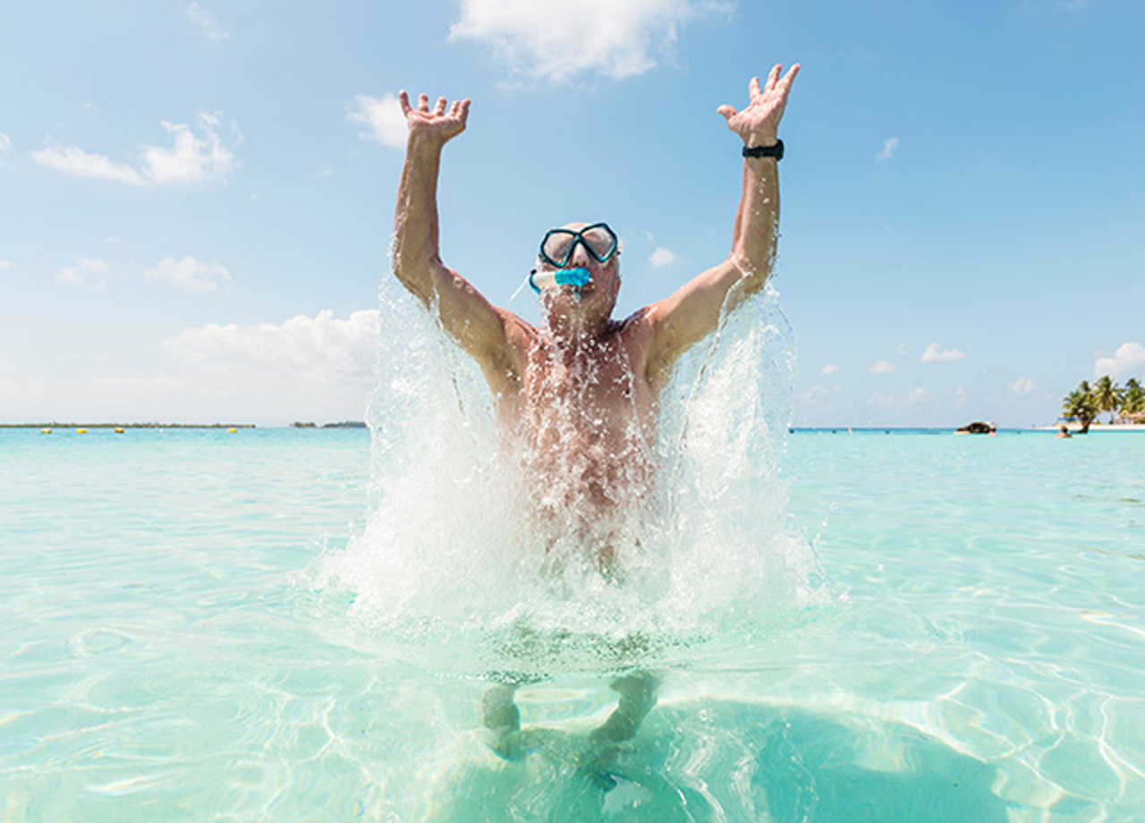 En person med snorkelmask på en badstrand.