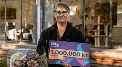 Glada vinnare visar upp vinstcheckar från Datumlotteriet