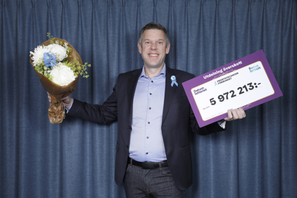 Prostatacancerförbundets generalsekreterare Fredrik Mellqvist med överskottet från 2025. Foto Malin Bondeson