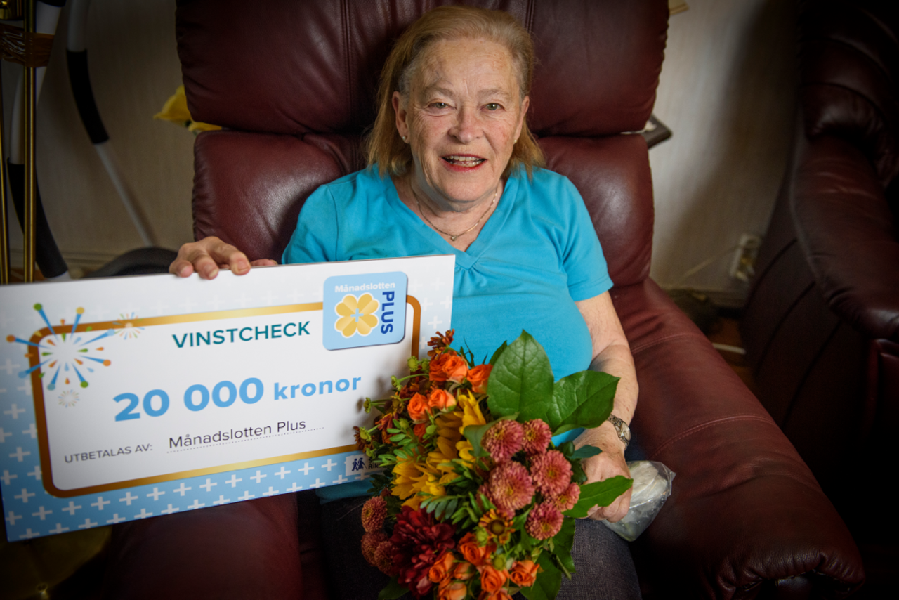 Vinnare i fåtölj med vinscheck