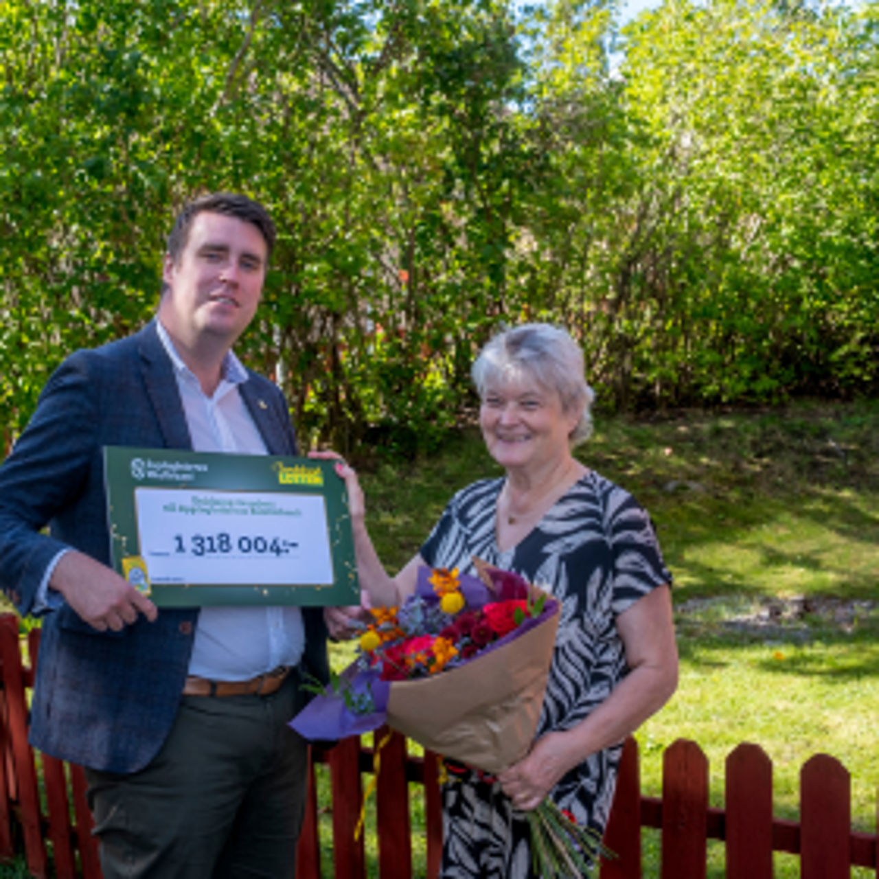 Check med överskott till Bygdegårdsrörelsen.