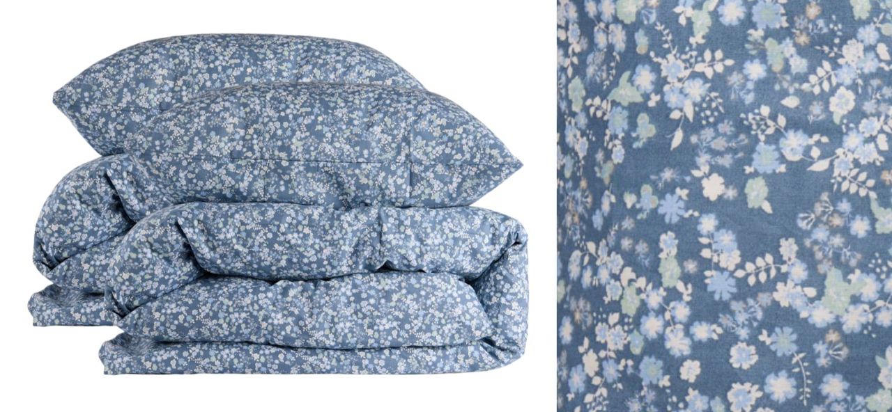 Bäddset med blåa mönster.