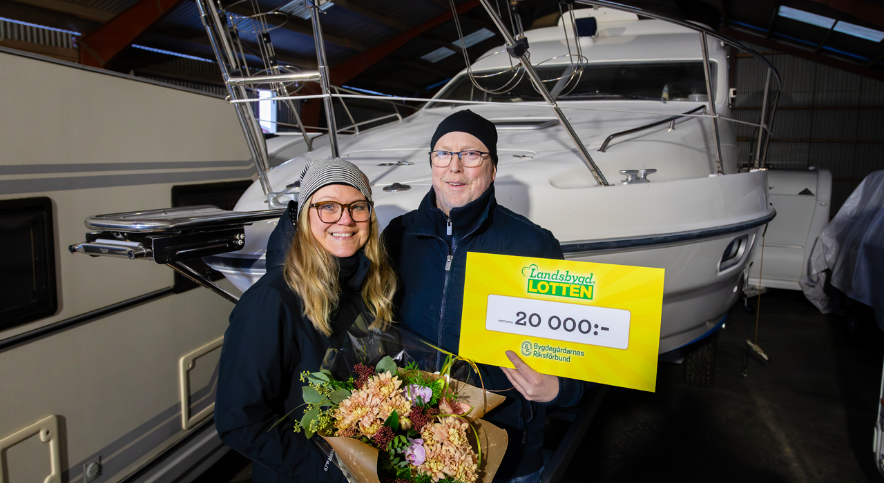 Vinnare med vinstcheck på 20 000 kronor.