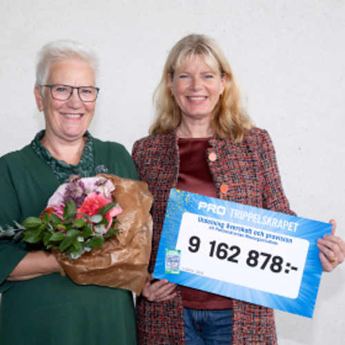PRO:s ordförande Åsa Lindestam och generalsekreterare Christine Cars-Ingels tar emot överskottet för 2025