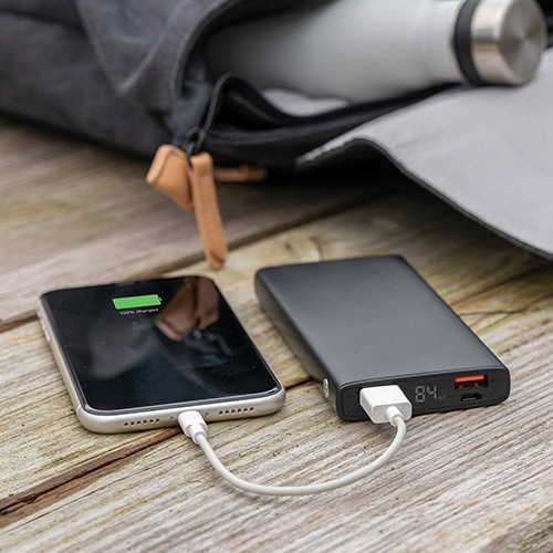 Powerbank som laddar en mobil.